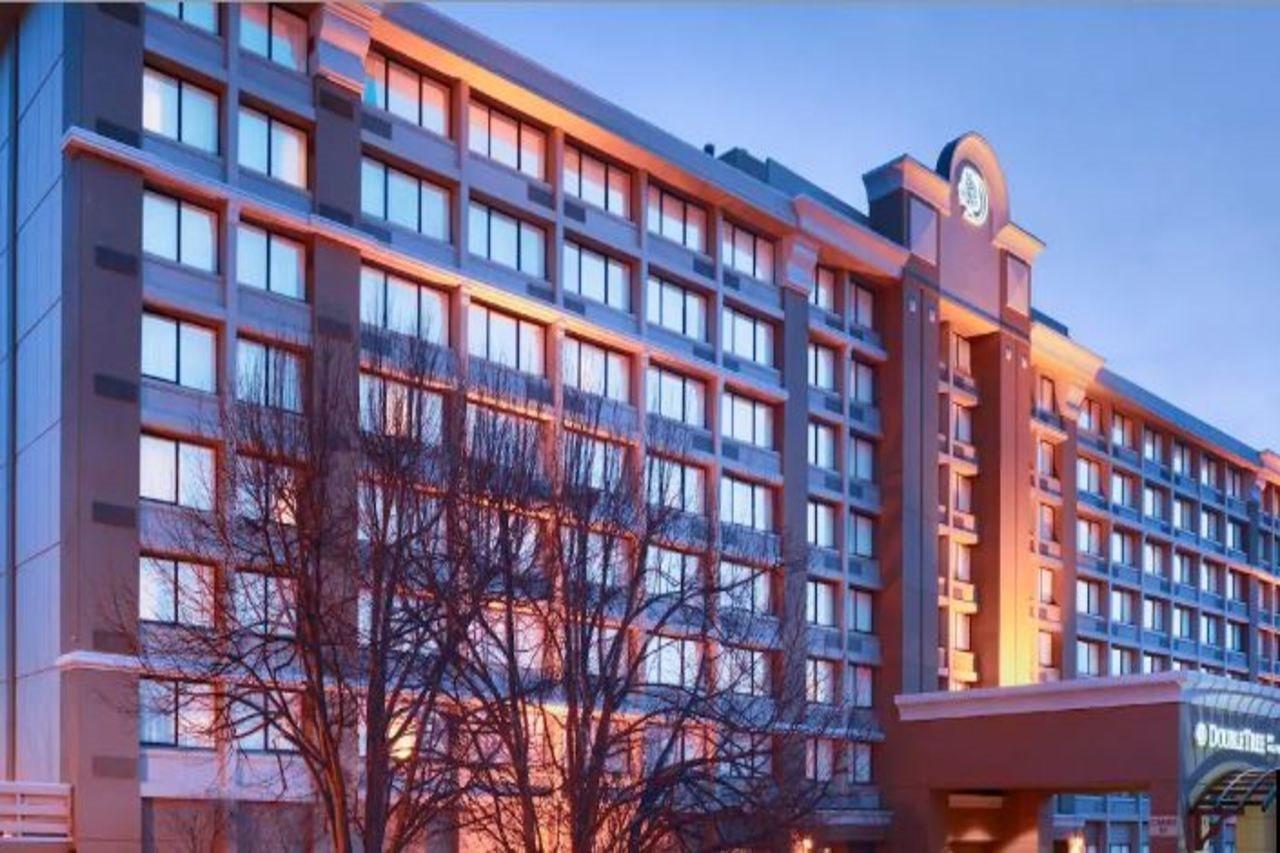 Doubletree By Hilton Norwalk Hotel Exterior foto