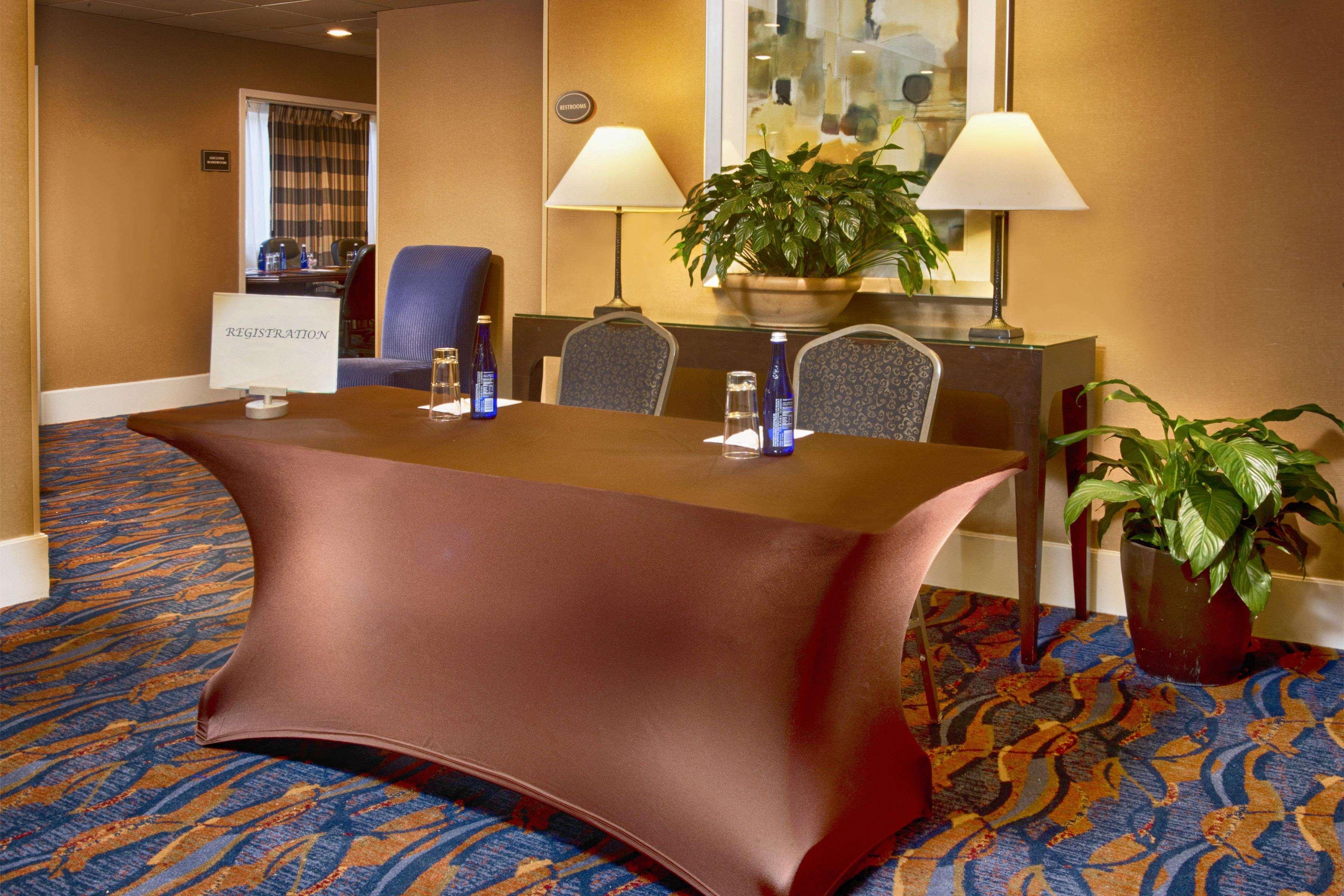 Doubletree By Hilton Norwalk Hotel Exterior foto