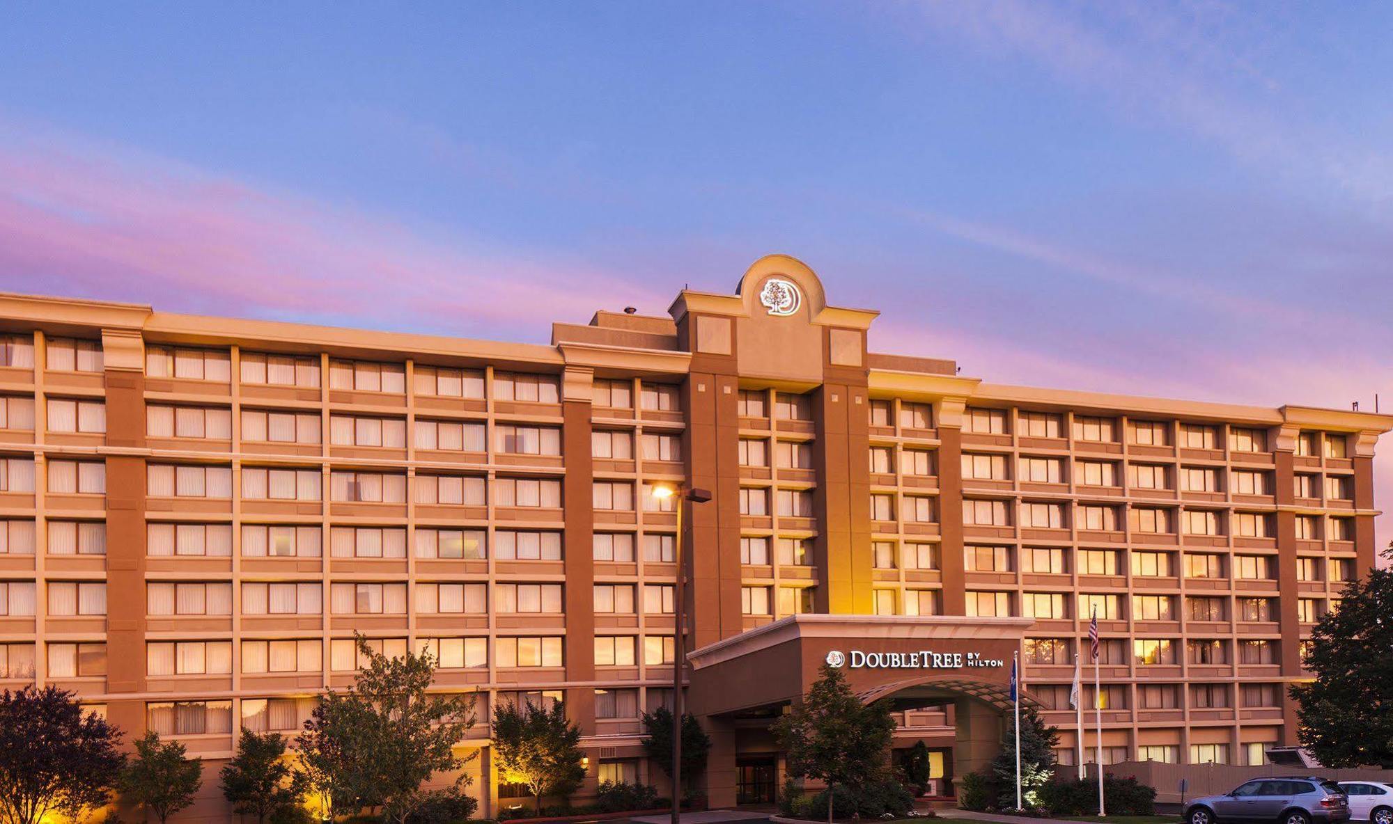 Doubletree By Hilton Norwalk Hotel Exterior foto